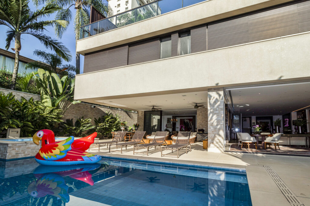 fachada moderna com varanda e piscina em casa de condomínio fechado de alto padrão