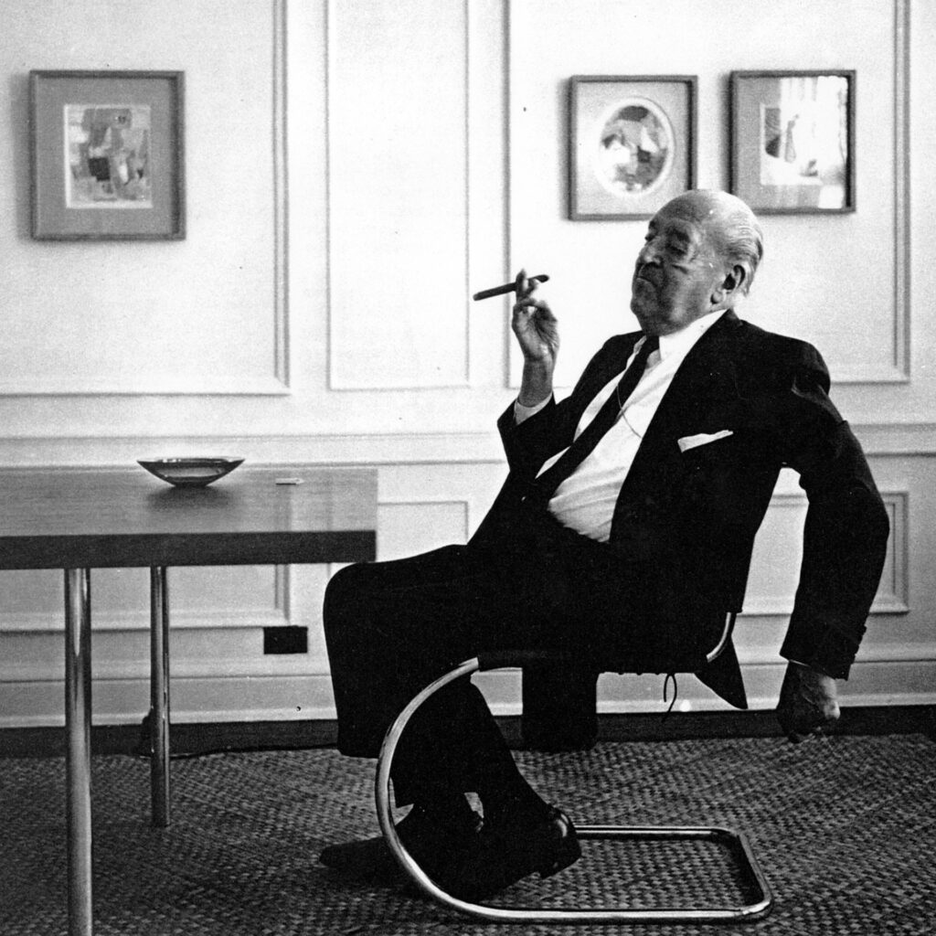 Mies van der Rohe sentado em um escritório